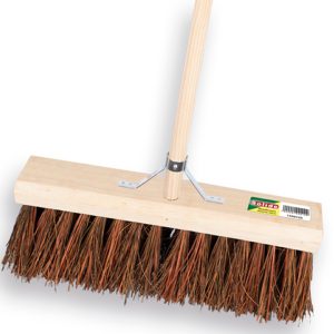 Stadsbezem SOLIDE geoliede bassine 40 cm, vlakke kap, met IKAPE steel 150 x 2,8 cm en stokhouder. FSC 100%